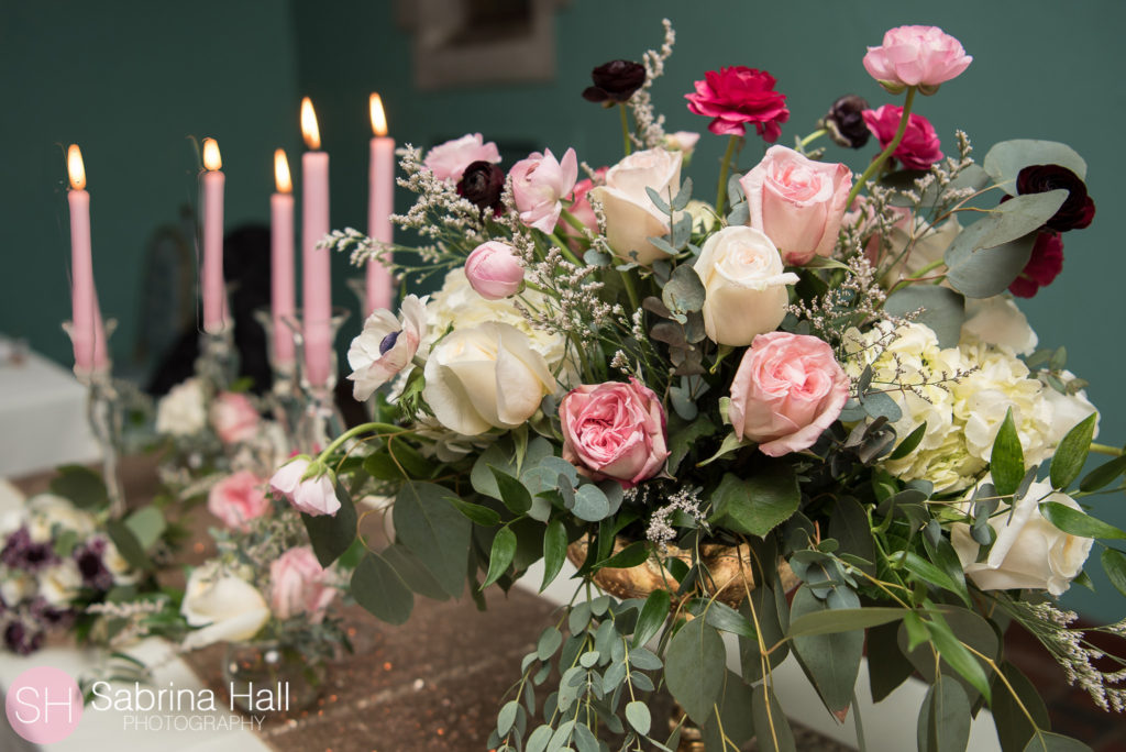 Wedding Flowers at Glenmoor Country Club by the Garden by the Gate Floral Design. Photo: Sabrina Hall Photography